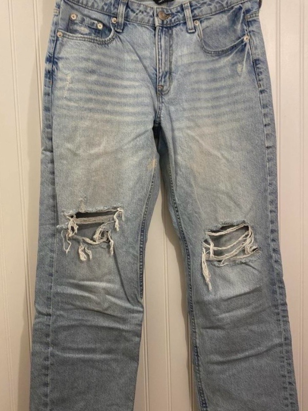 AERO lightwashed & distressed denim jeans